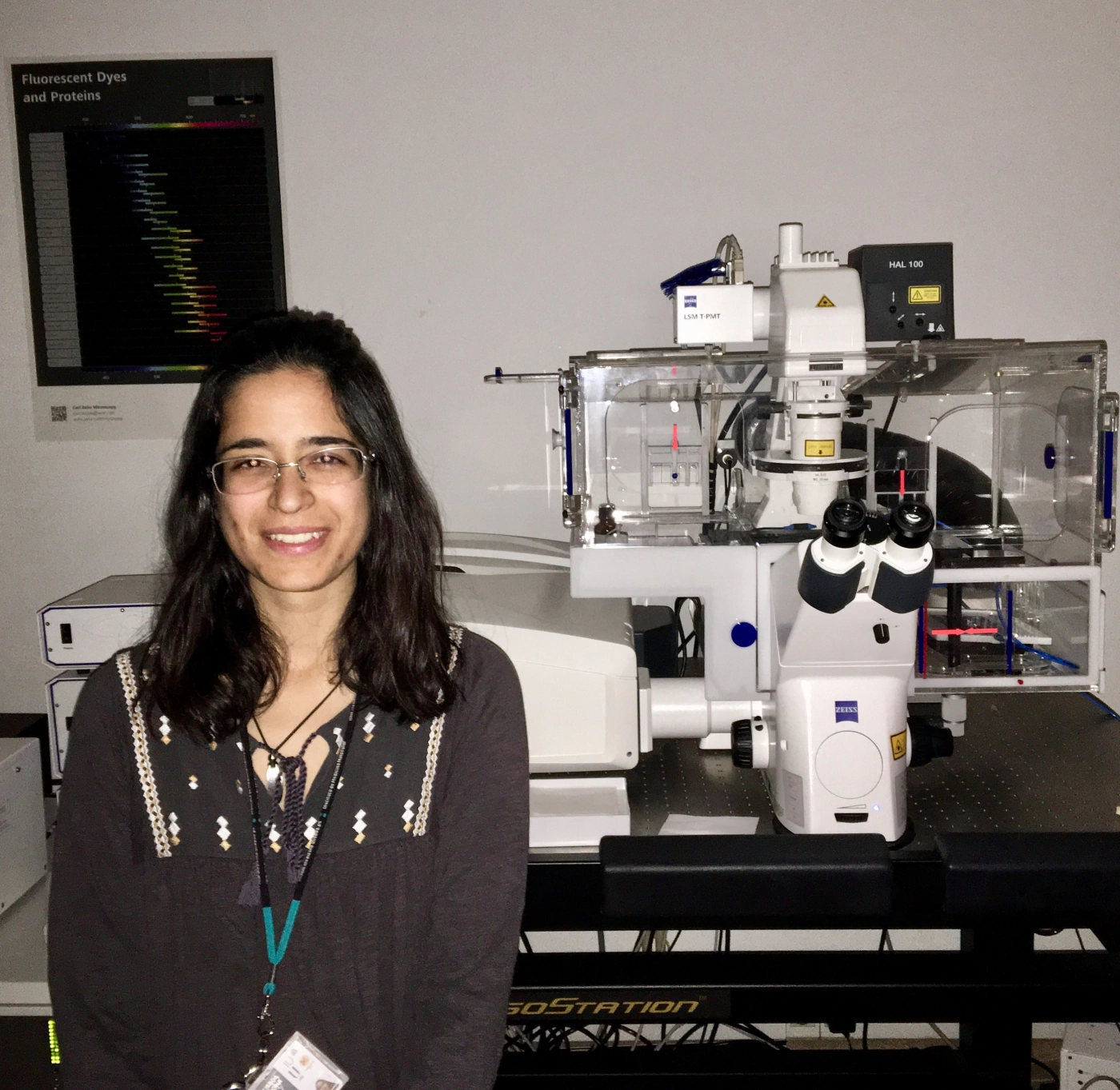 Mariana De Niz with a microscope in the background